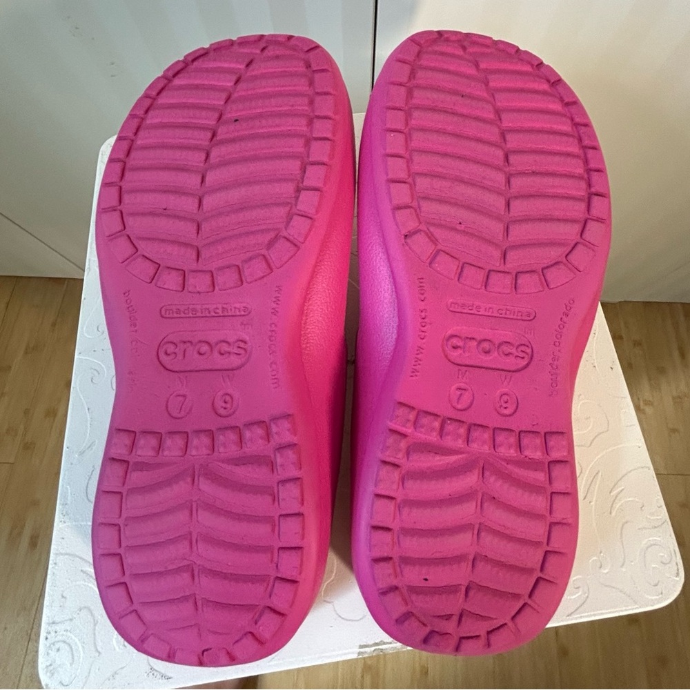 NWOT CROCS Athens Disney Pink Orange flip-flop sandals Ladies Size 9 (Men’s 7) - Picture 6 of 8